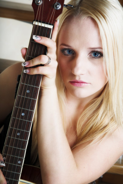 拿着吉他的女孩图片下载