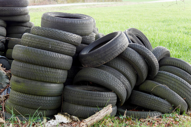 乡村的废旧轮胎堆图片下载