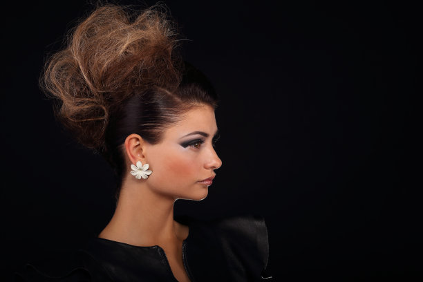 年轻女士展示她的发型图片下载