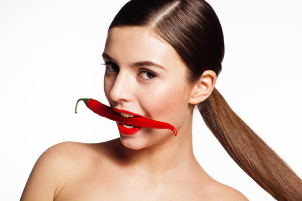 漂亮的女孩，辣味的红辣椒图片下载