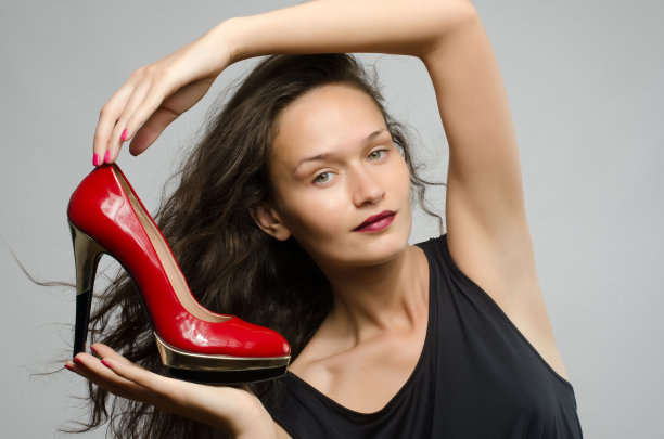 女人爱上了她的鞋子图片下载