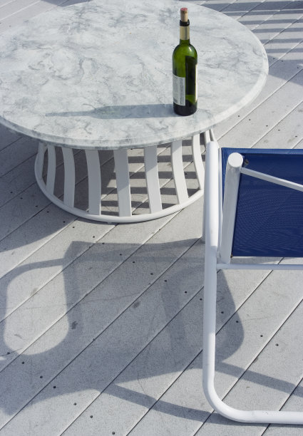 在甲板上喝葡萄酒图片下载