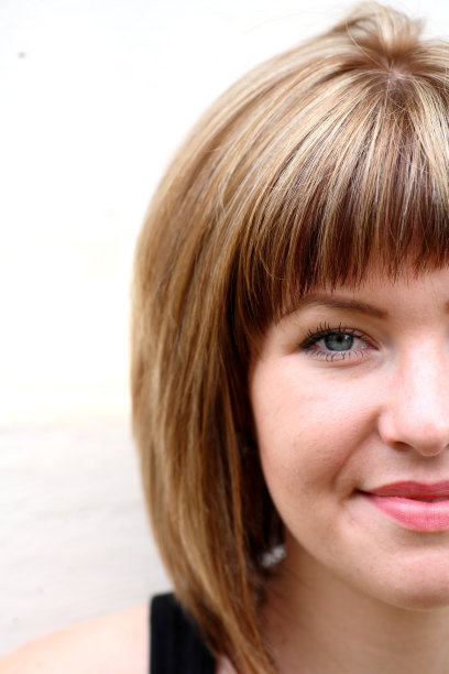 可爱的女孩的半脸近距离图片下载