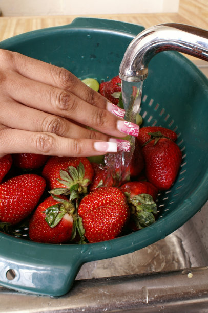 女性洗手水果图片下载