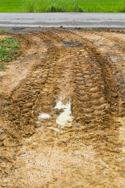 大型车辆的车轮痕迹图片下载