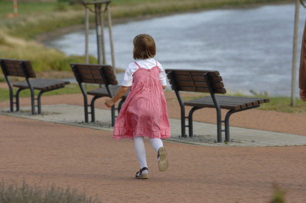 女孩蹒跚学步的孩子图片下载