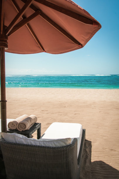 热带海滩上的日光躺椅图片下载