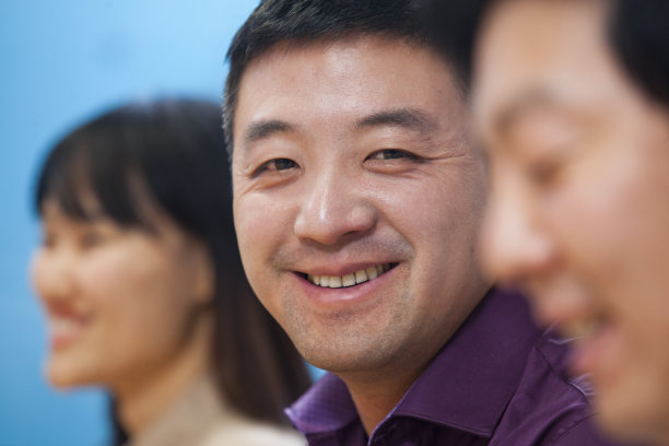 商务人士在董事会会议室开会素材图片