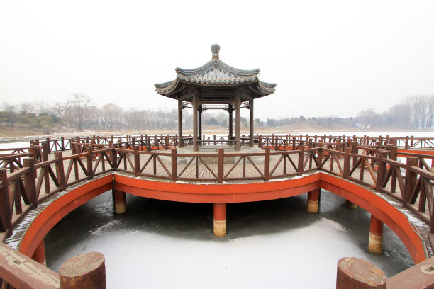 亭子和公园的栏杆，中国传统建筑图片下载