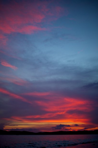 傍晚的天空在海上图片下载