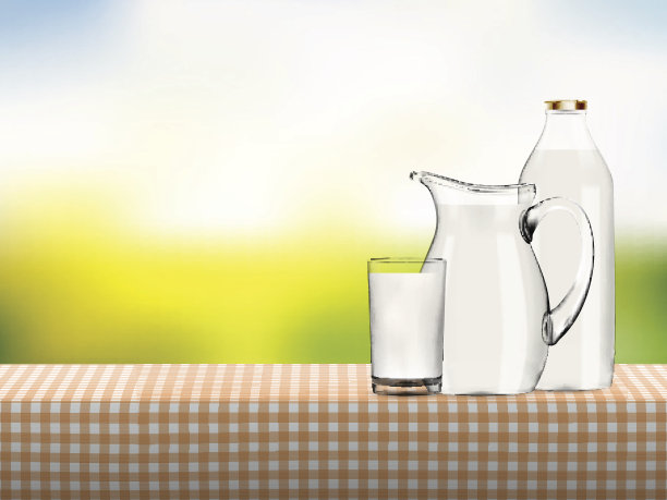 有机牛奶在透明的玻璃，瓶子和罐子站在桌子上的方格餐巾与明亮的户外背景，乳制品向量概念。图片下载