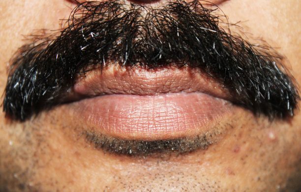 男人的嘴唇在黑胡子下的特写图片下载