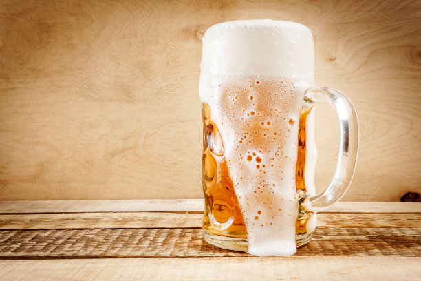 木桌上放着美味的啤酒图片下载