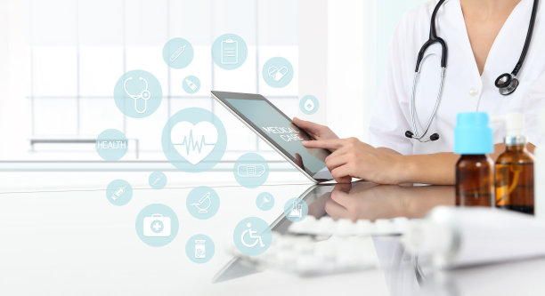 医生在医务室使用带有图标的平板电脑图片下载