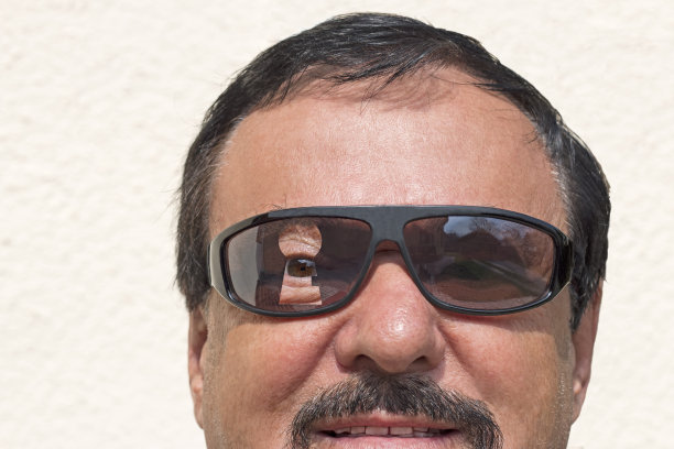 从钥匙孔里看图片下载