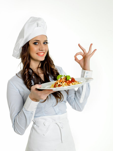 微笑的厨师和一盘意大利细面条图片下载