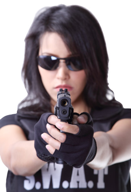 女人和枪图片下载