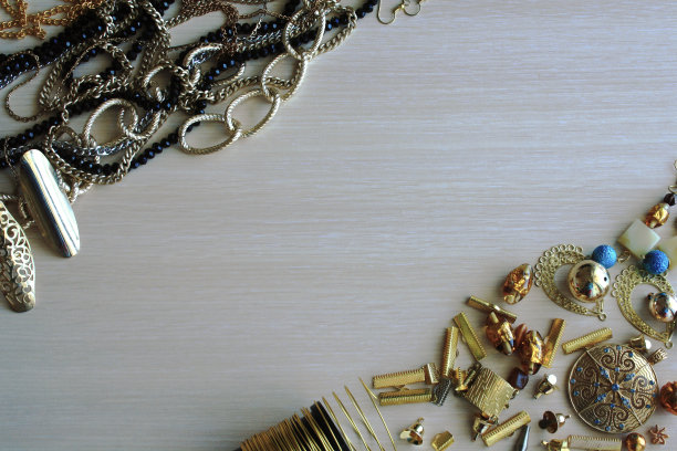 木制背景上的手工制作工具图片下载