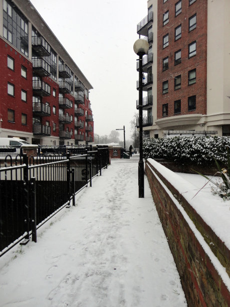 旧的和新的建筑在雪中图片下载