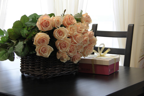 奶油玫瑰和礼物图片下载