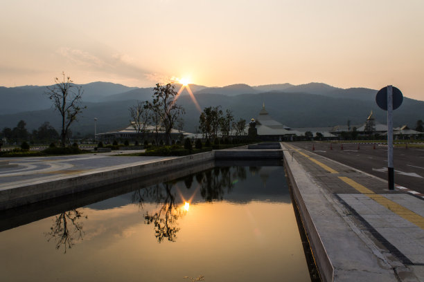 日落湖与建筑和山图片下载