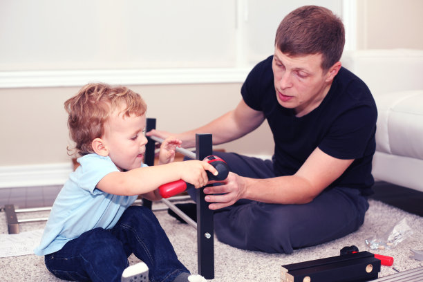 父亲和儿子在组装鞋架图片下载