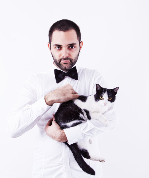 养猫的男人图片下载