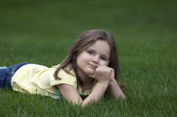 草地上的女孩图片下载