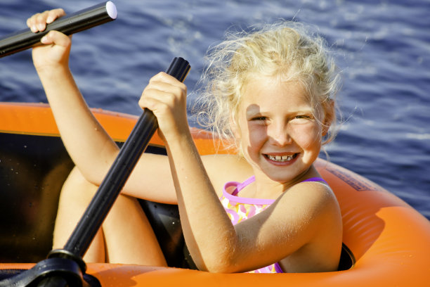 小女孩划着她的船，米德兰，安大略省，加拿大图片下载