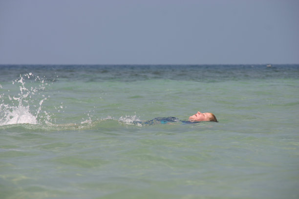 小男孩在海里游泳图片下载