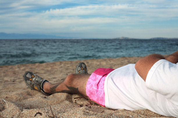 睡在沙滩上图片下载