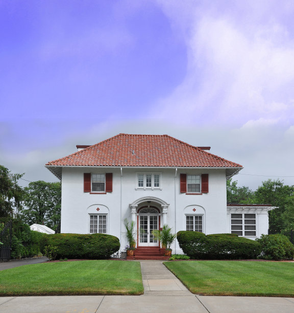 郊区家庭修剪整齐的前院草坪图片下载