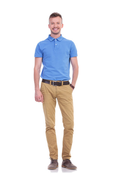 一个漫不经心的年轻人，一只手插在口袋里图片下载