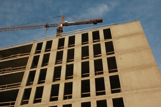 正在施工的建筑，上面有一只黄色的大吊车图片下载