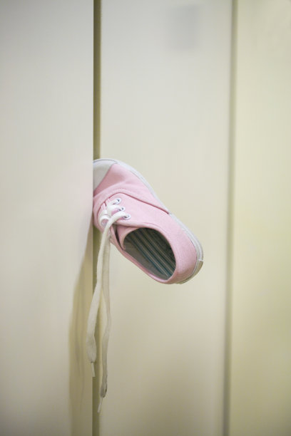 小孩的鞋卡在电梯里了图片下载