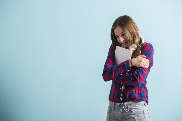 年轻女孩抱着平板电脑图片下载