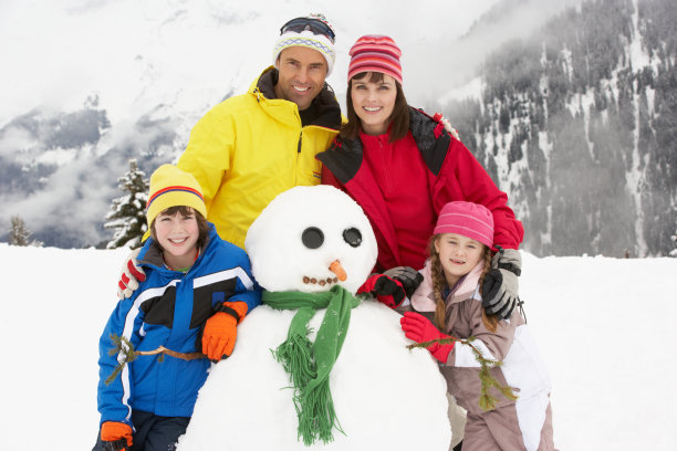 幸福家庭与雪人和山脉的合影素材图片