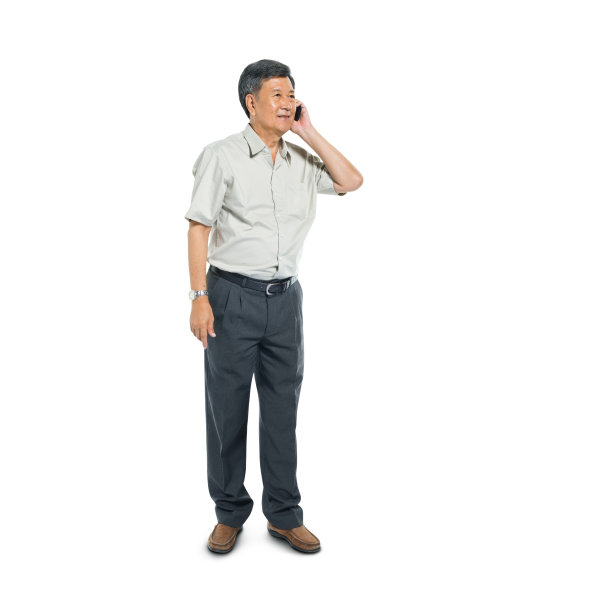 智能休闲成熟男人使用手机图片下载