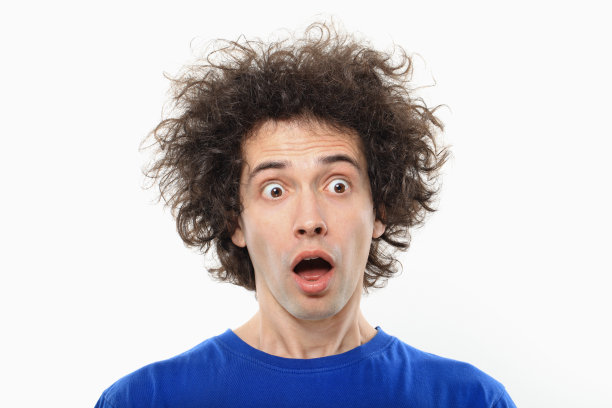 惊讶的年轻人肖像。图片下载