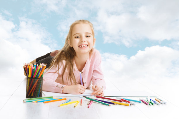 女孩画画，看创意，微笑的孩子躺在蓝天图片下载