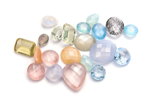 许多彩色宝石孤立在白色背景上。图片下载
