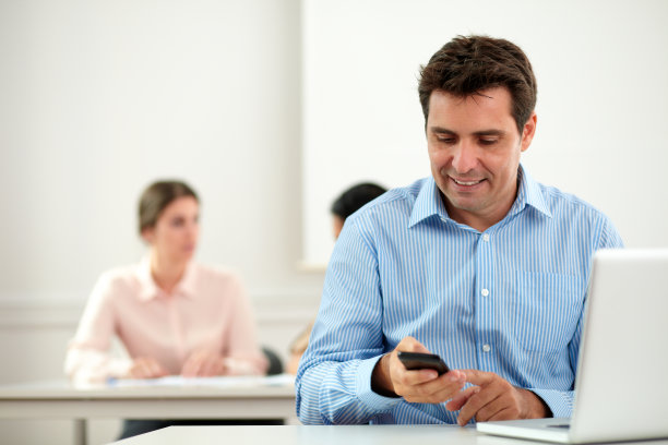 专业的拉丁人在传递信息图片下载