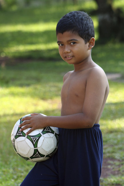 男孩和球图片下载