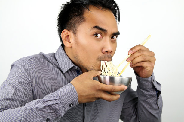 亚洲男子吃面条图片下载