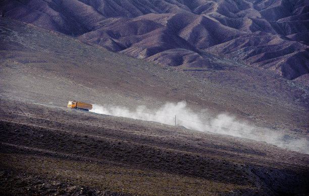 卡车在山路上行驶图片下载
