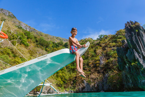 船上的男孩图片下载