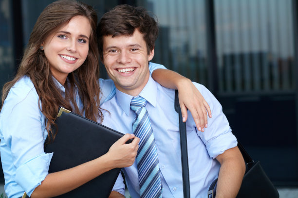 肖像商业年轻夫妇与公文包，户外拍摄图片下载