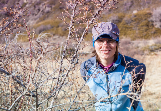 女孩在山谷中漫步图片下载