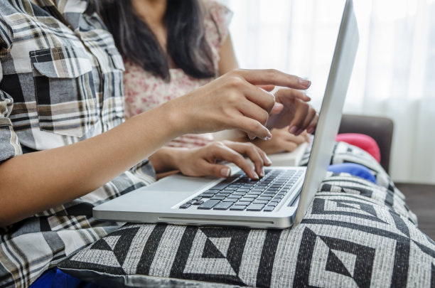 一群人在讨论图片下载