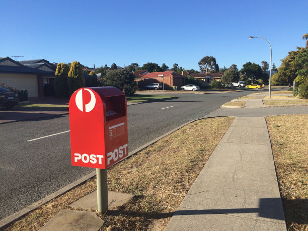 路边的红色信箱图片下载